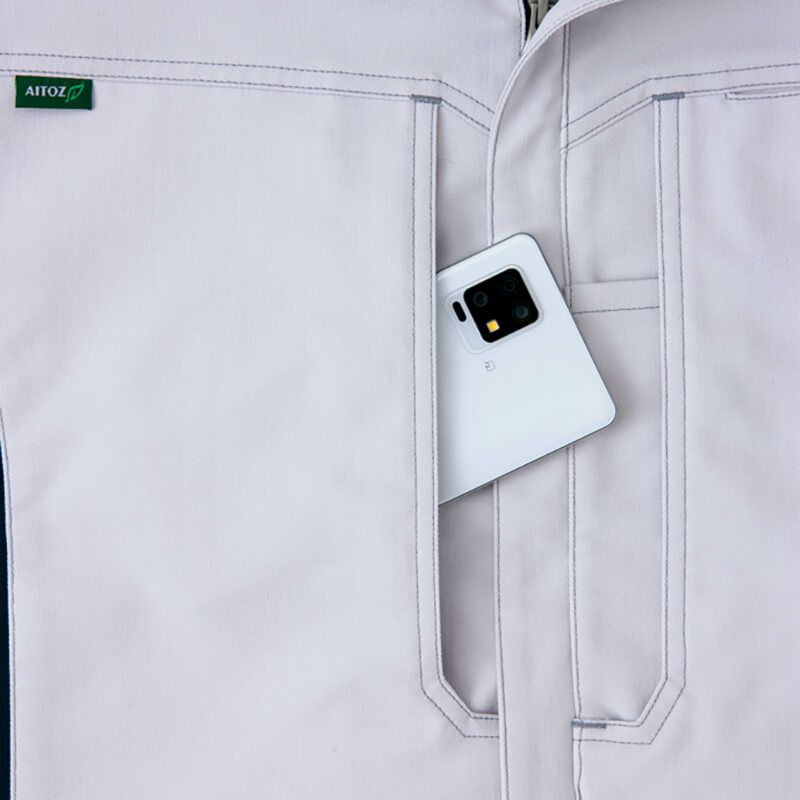 ダブルポケット<br>収納物を出し入れしやすい隠しファスナー付の大型ポケットを装備。