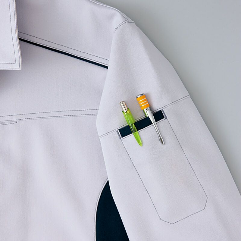 袖ペン差し<br>袖の取り出しやすい位置にあり、よく使うペン等を便利に収納