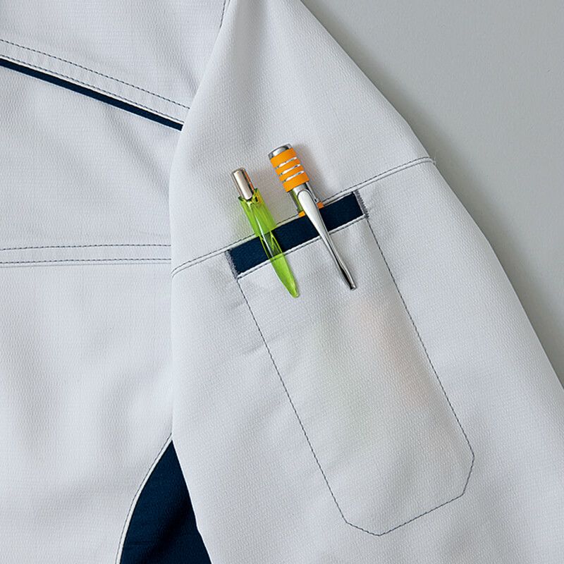 袖ペン差し<br>袖の取り出しやすい位置にあり、よく使うペン等を便利に収納。