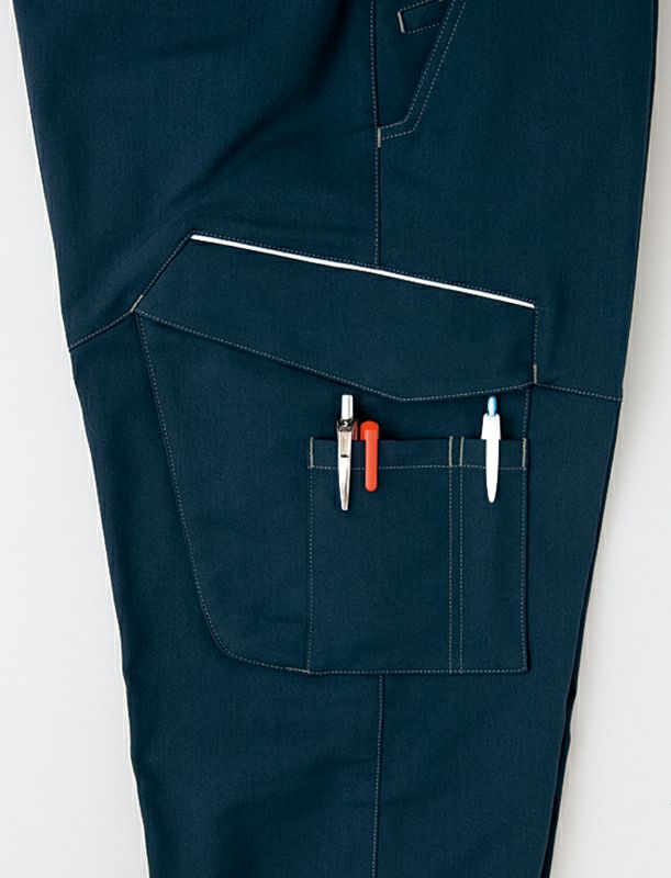 ペン差し付ポケット<br>右側カーゴポケットにはペン差しとジッパーポケットを装備。