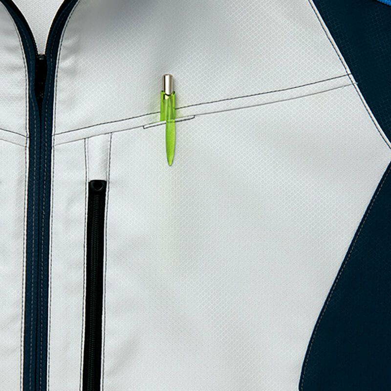 胸ペン差し<br>ペン等が出し入れしやすい便利なペン差し。