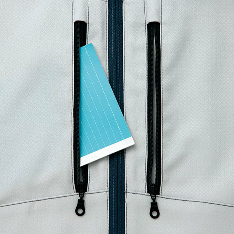 縦型ファスナーポケット<br>収納物を出し入れしやすい縦型ファスナーポケット