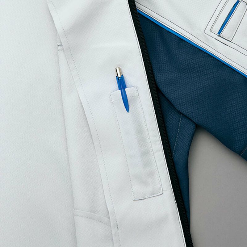 左胸内側ペン差しポケット<br>左胸内側にペン差しポケットを装備