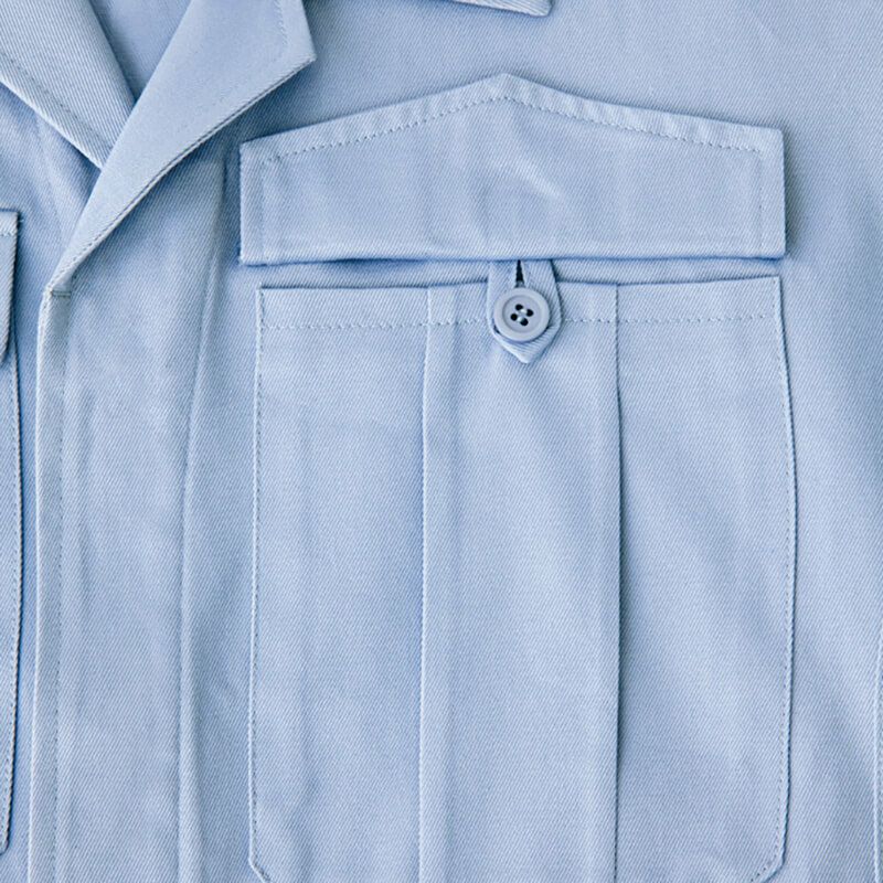 胸ポケット落下防止ボタン<br>収納物の落下を防ぐボタン付。