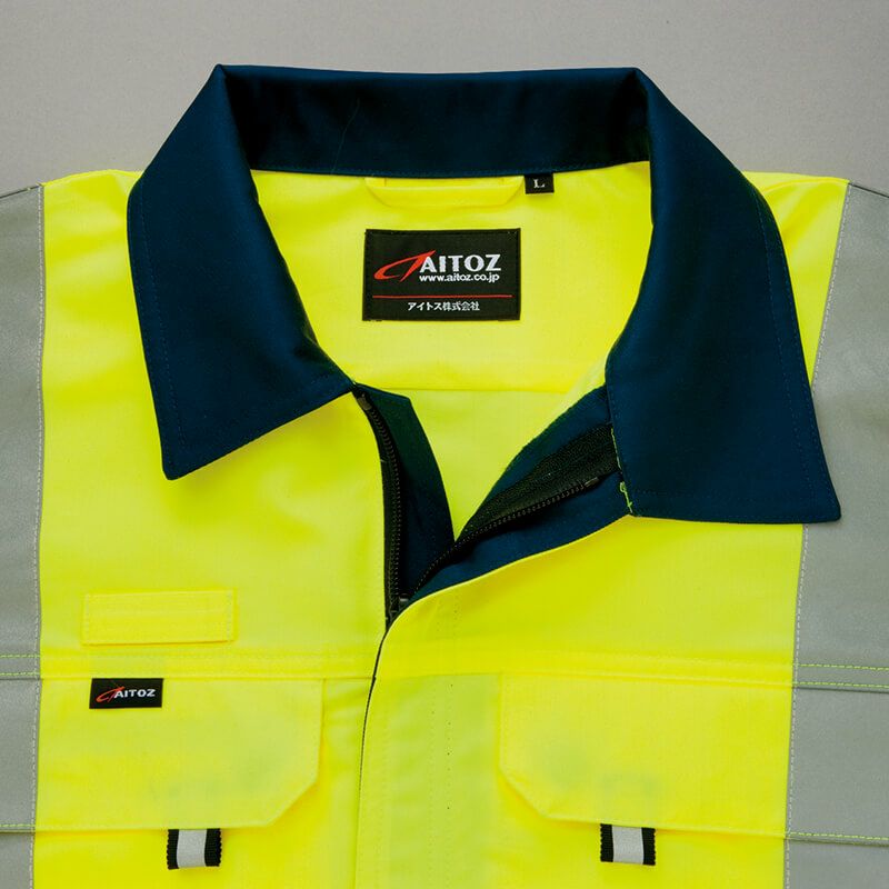 ネイビー配色<br>衿、カフス、手首裏、膝、お尻、裾ベルト等汚れやすい部分をネイビー配色にしました。