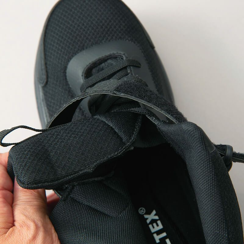 アッパーのタン部分からも水が侵入しにくいガゼットタン構造。