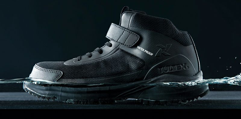 4cm高×4時間防水仕様<br>この商品の防水性能は静水に接地面より4cm高×4時間の浸漬状態でのものとなります。甲上部まで浸水する場合や長時間の水中、雨中でのご使用時には内部に水が侵入するおそれがありますのでご注意ください。