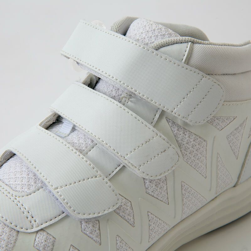 面ファスナー仕様<br>安定感のあるミドルカット、着脱がしやすいマジック止め仕様。