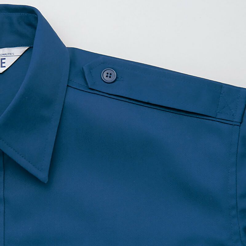 肩章<br>上着を着用しない場合も印象を引き締める。