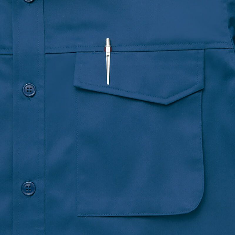 胸ペン差し<br>左胸にペンやスケール等の収納に便利なペン差しを装備