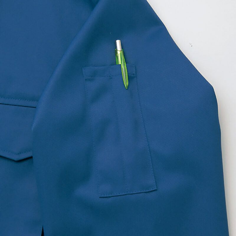 袖ペン差し<br>袖の取り出しやすい位置にペン差しを装備。