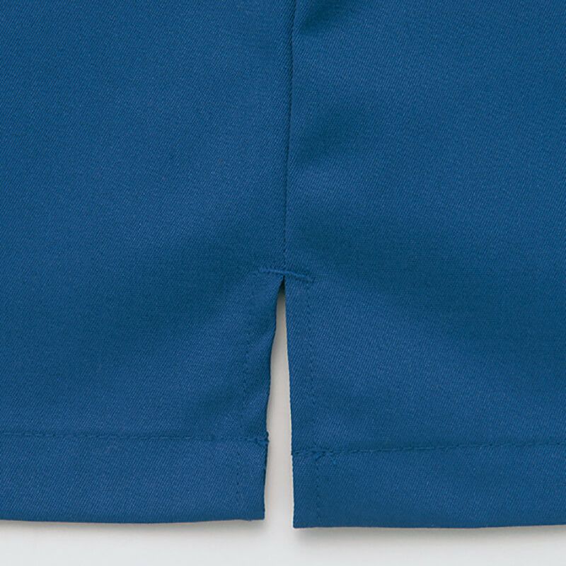 スリット<br>腰回りにゆとりが生まれ、 動きが楽に。