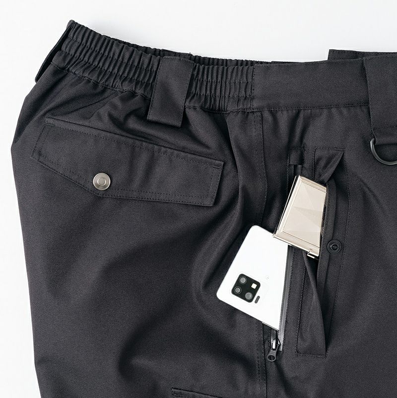 腰ポケット<br>玉縁逆開のターンポケット＆雨の侵入を防ぐ水返し仕様。