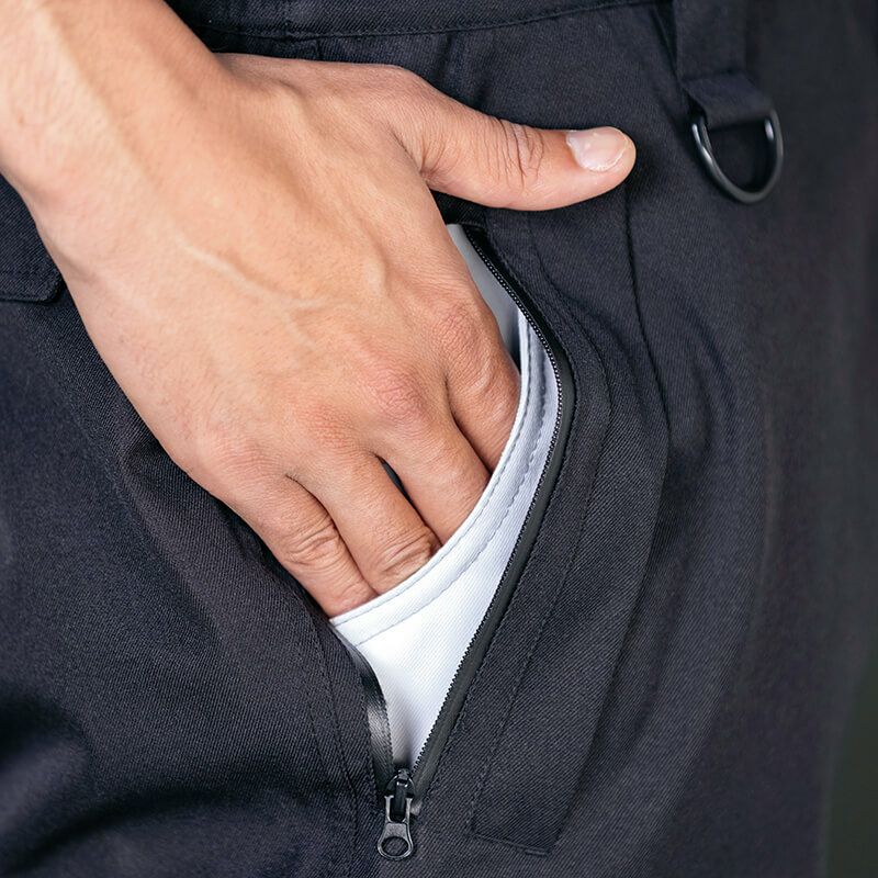 腰スルーポケット<br>防寒パンツの下に着用しているワークパンツのポケットへ小物類を出し入れ可能な便利なスルーポケットです。