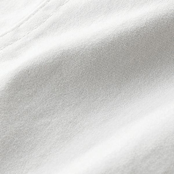 生地【サテン】朱子織のことで、なめらかな肌触りとソフトな光沢感をもつ素材。